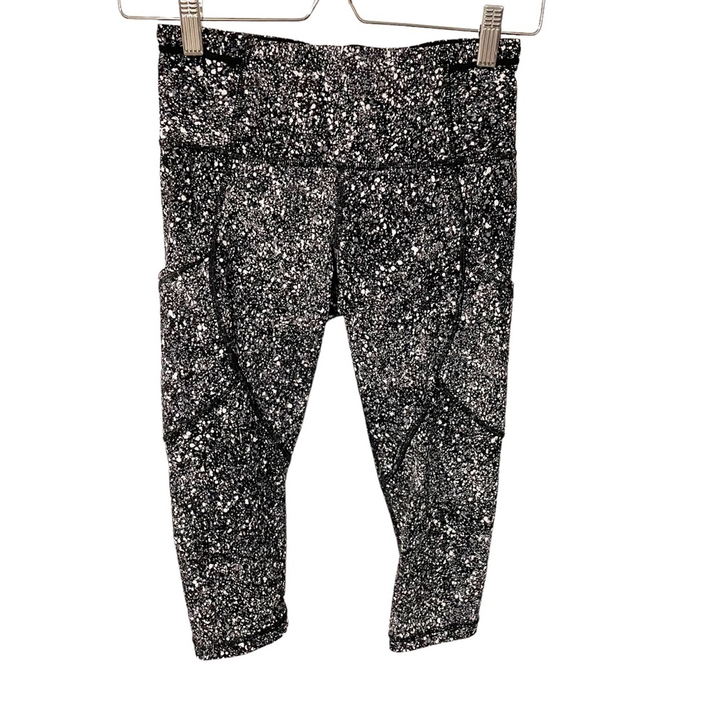 Lululemon Size 4 Outrun 17" Crop Leggings Women’s in Splatter White/Black